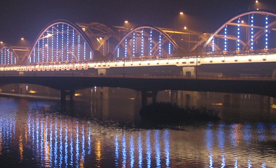 东三环桥和灞河西岸迎水面照明